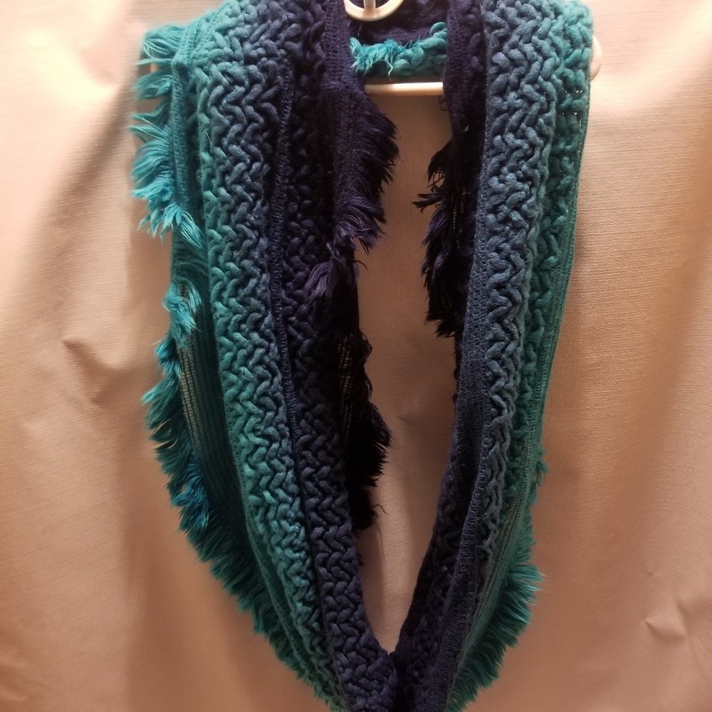 plush two-tone blue Mix It acrylic infinity scarf - Picture 5 of 9